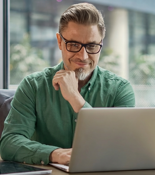 Especialista em crédito avaliando operação no setor elétrico