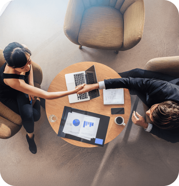 Equipe analisando resultados de crédito