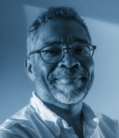 Executivo do setor industrial analisando indicadores de crédito