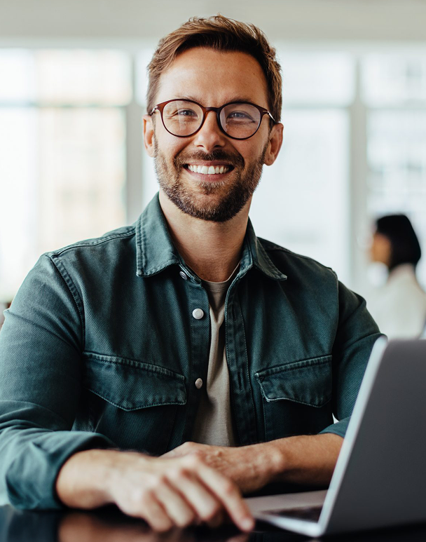 Profissional de fintech em ambiente financeiro moderno